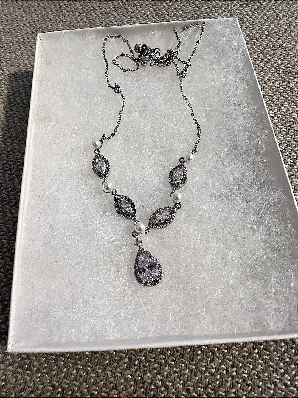 Silver & Pearl Pendant Necklace Like New